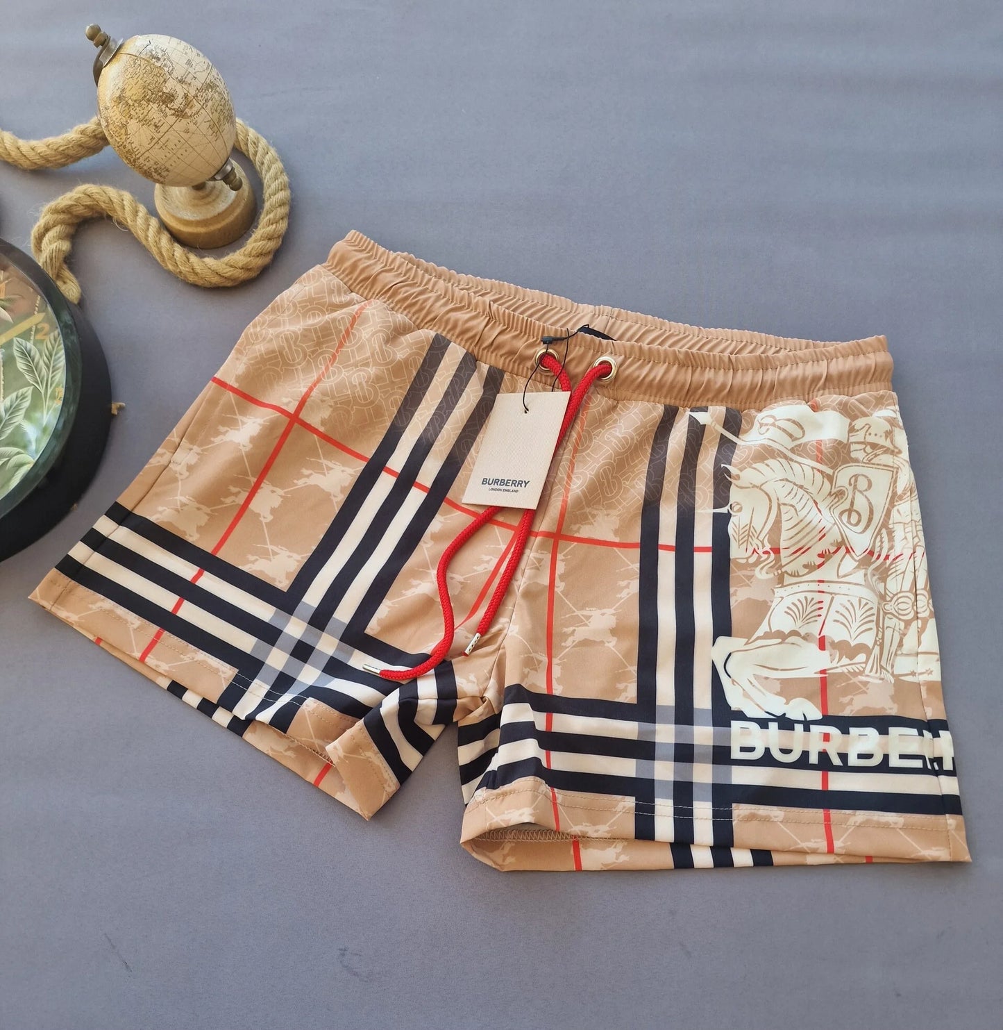 Bañador BURBERRY marron logo blanco detalles rojos y negros