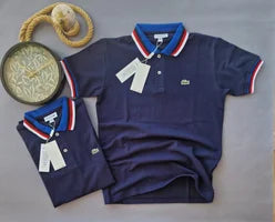 Polo Lacoste azul marino detalles rojos y azules