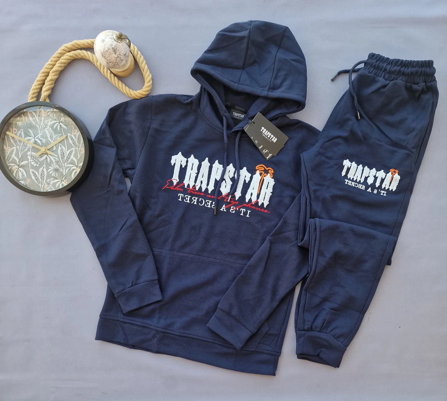 Chandal trapstar azul marino logo blanco detalles rojos