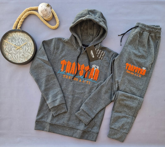 Chandal trapstar gris logo naranja detalles azules