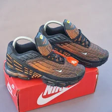 Nike tn tunned naranjas y negras logo blanco