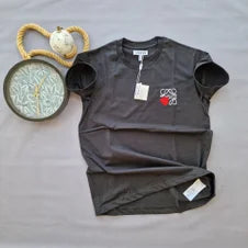 Camiseta Loewe negro logo blanco y rojo
