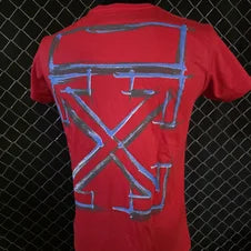 Camiseta off white rojo logo blanco detalles gris y azules