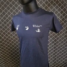Camiseta off white azul marino logo blanco detalles rosas