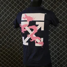 Camiseta off white azul marino logo blanco detalles rosas