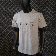 Camiseta off white gris logo negro detalles rojos