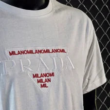 Camiseta prada blanca detalles rojos