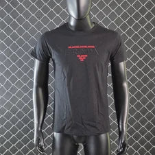 Camiseta prada negro detalles rojos