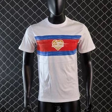 Camiseta LV blanco detalles rojos y azules