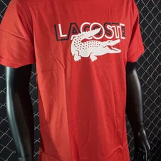 Camiseta lacoste rojo logo blanco detalles negros cocodrilo