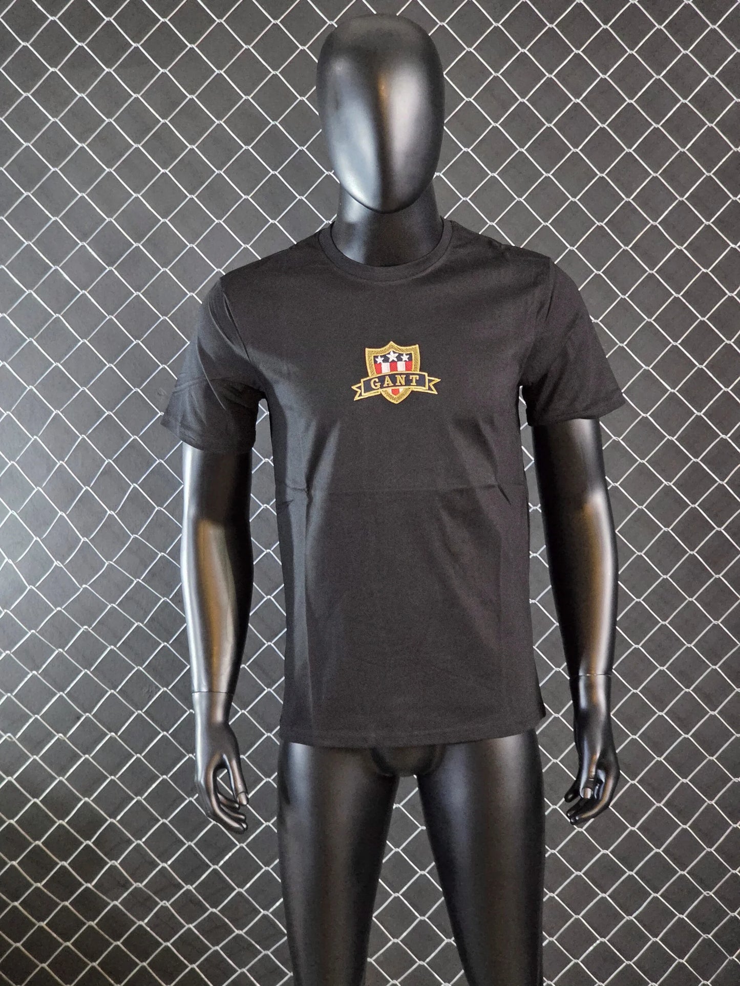 Camiseta gant negra logo dorado