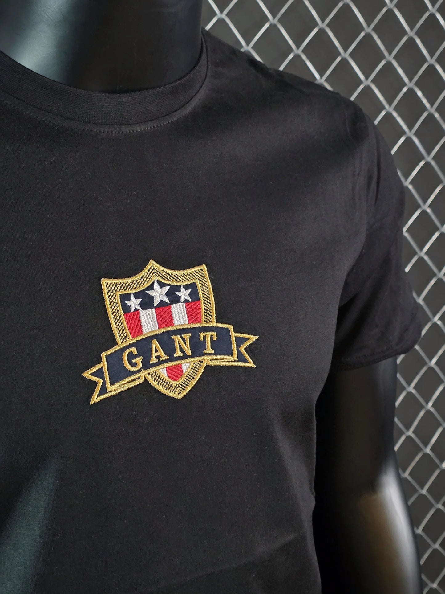 Camiseta gant negra logo dorado