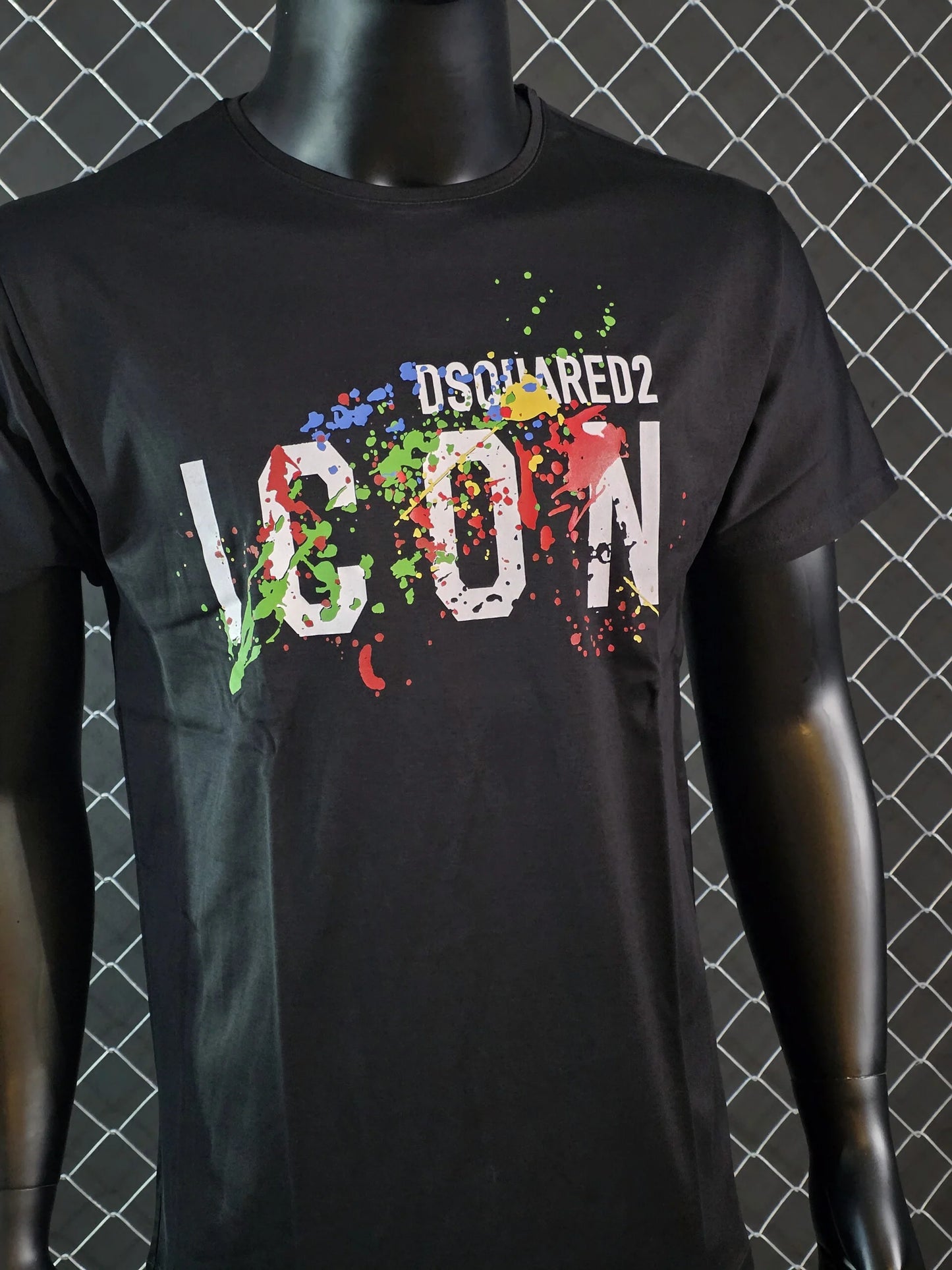 Camiseta DSQUARED2 negra logo blanco detalles pinturas