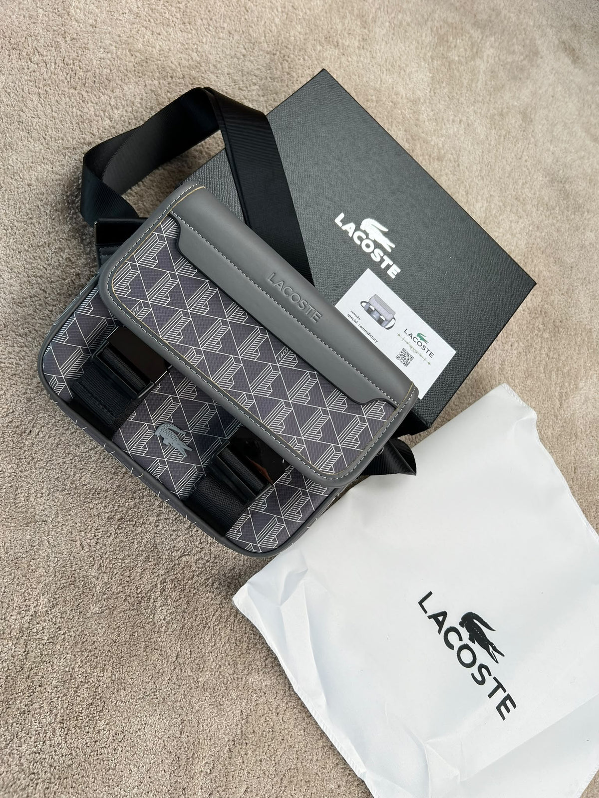 Bandolera Lacoste logo gris