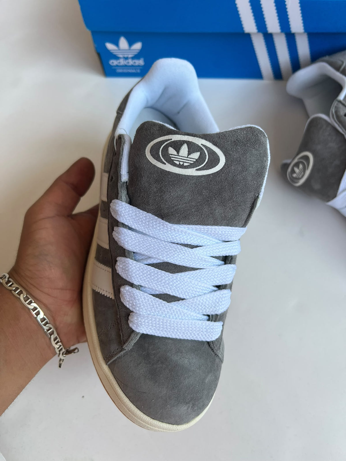 Adidas campus gris logo blanco