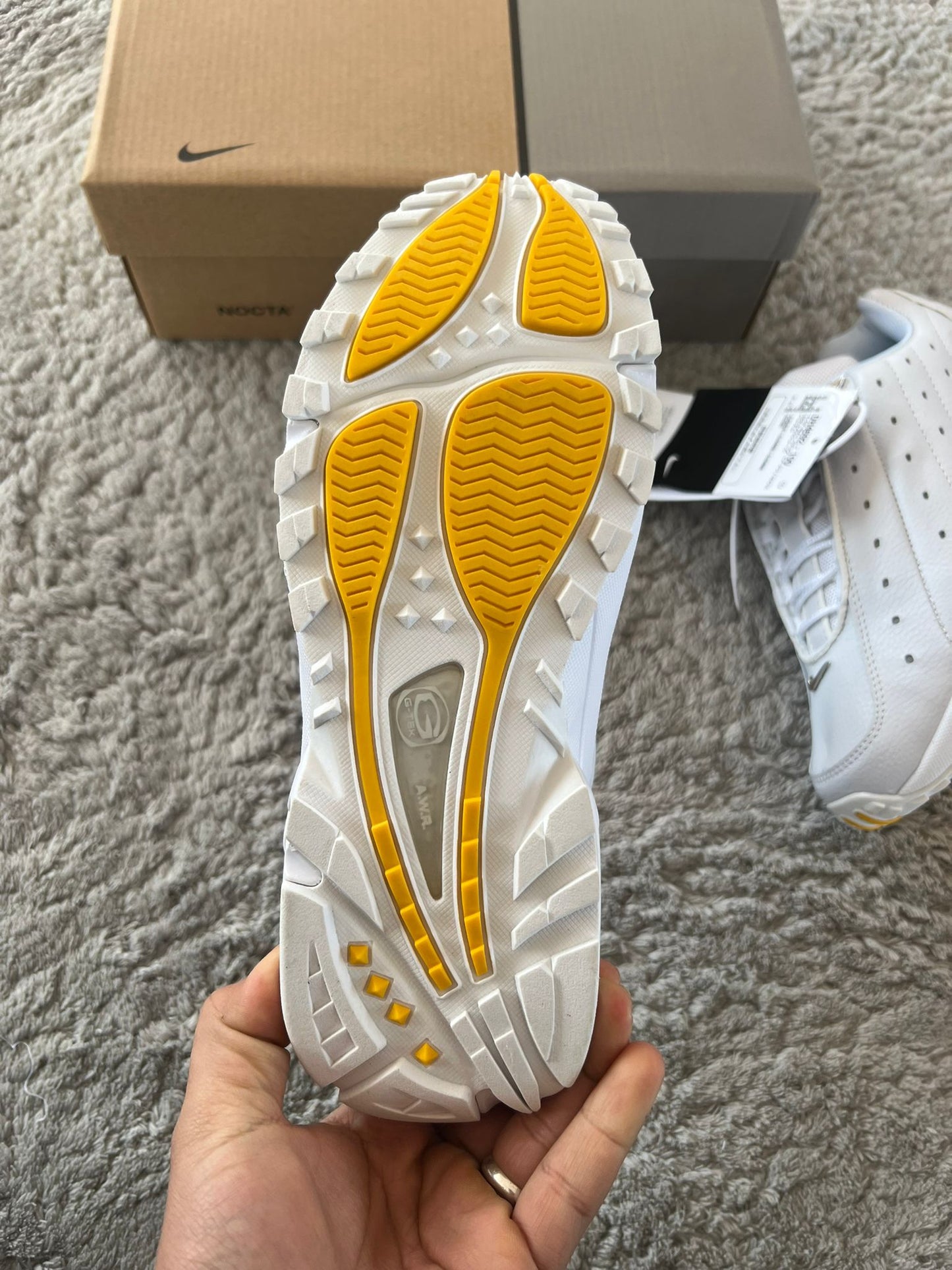 Nike nocta blancas logo plateado detalles amarillos