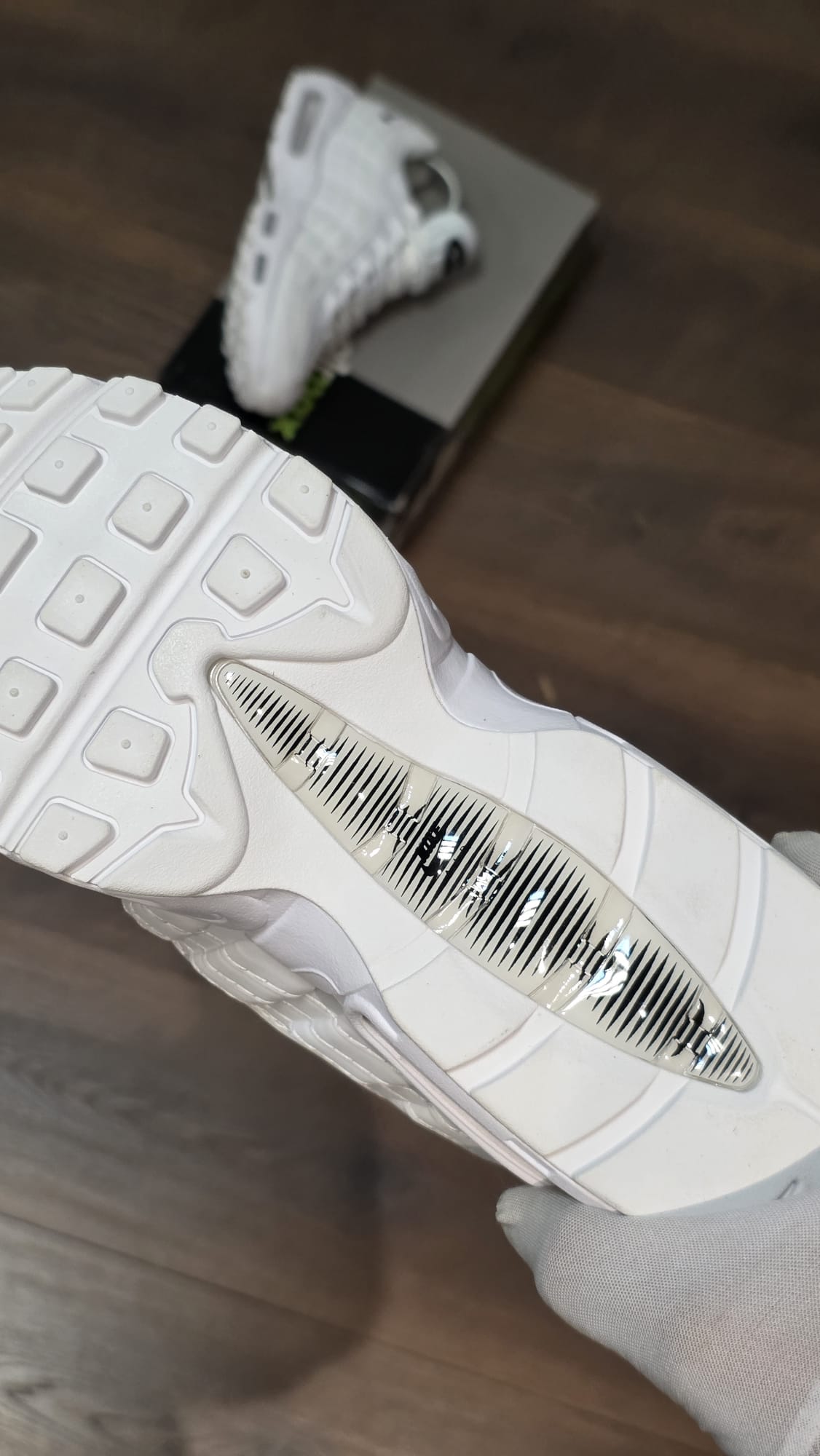 Air max 95 blanca  logo y lengueta negra