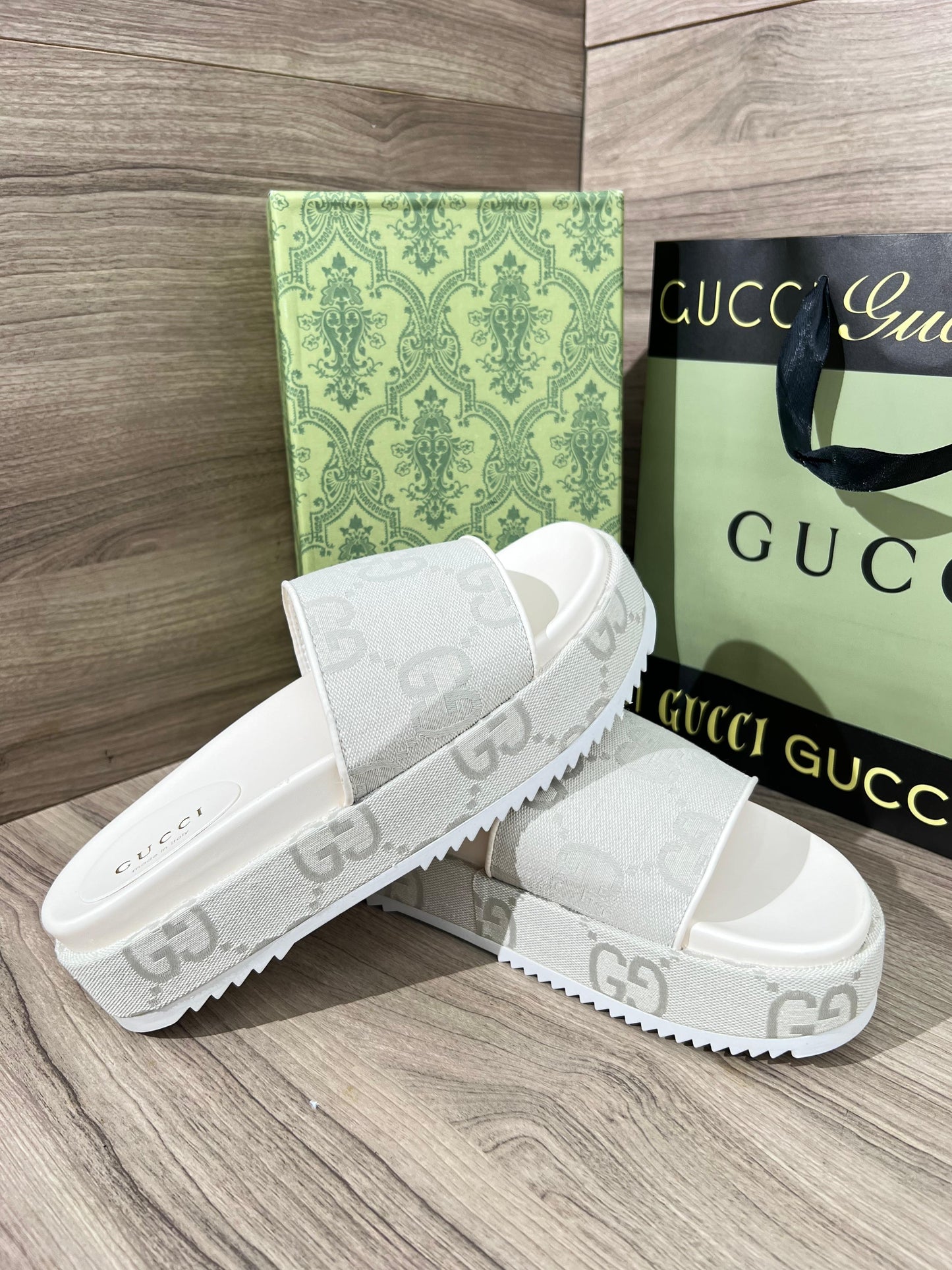 Chancla Gucci mujer terciopelo blanco logo gris