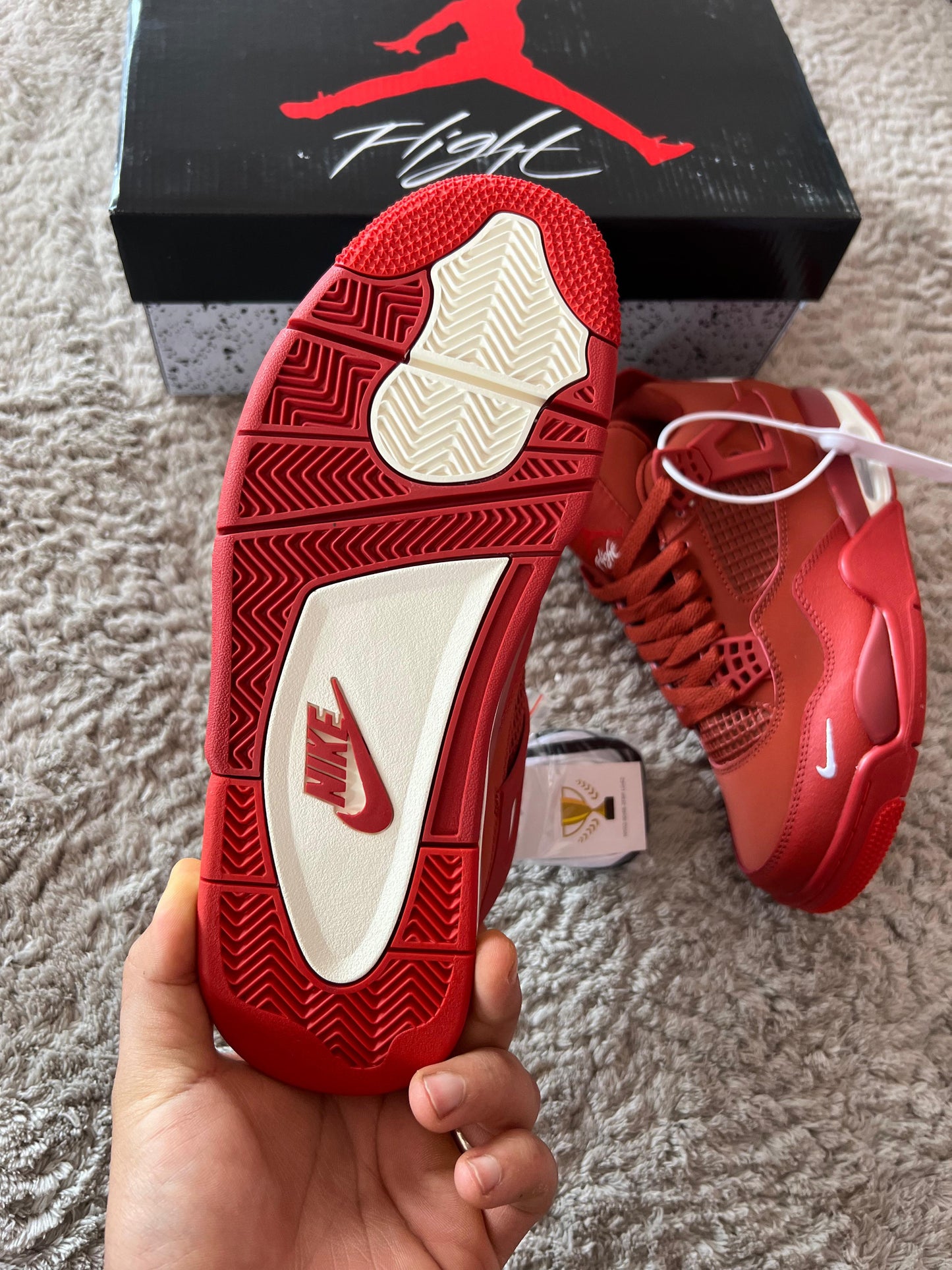 Jordan 4 rojas logo blanco