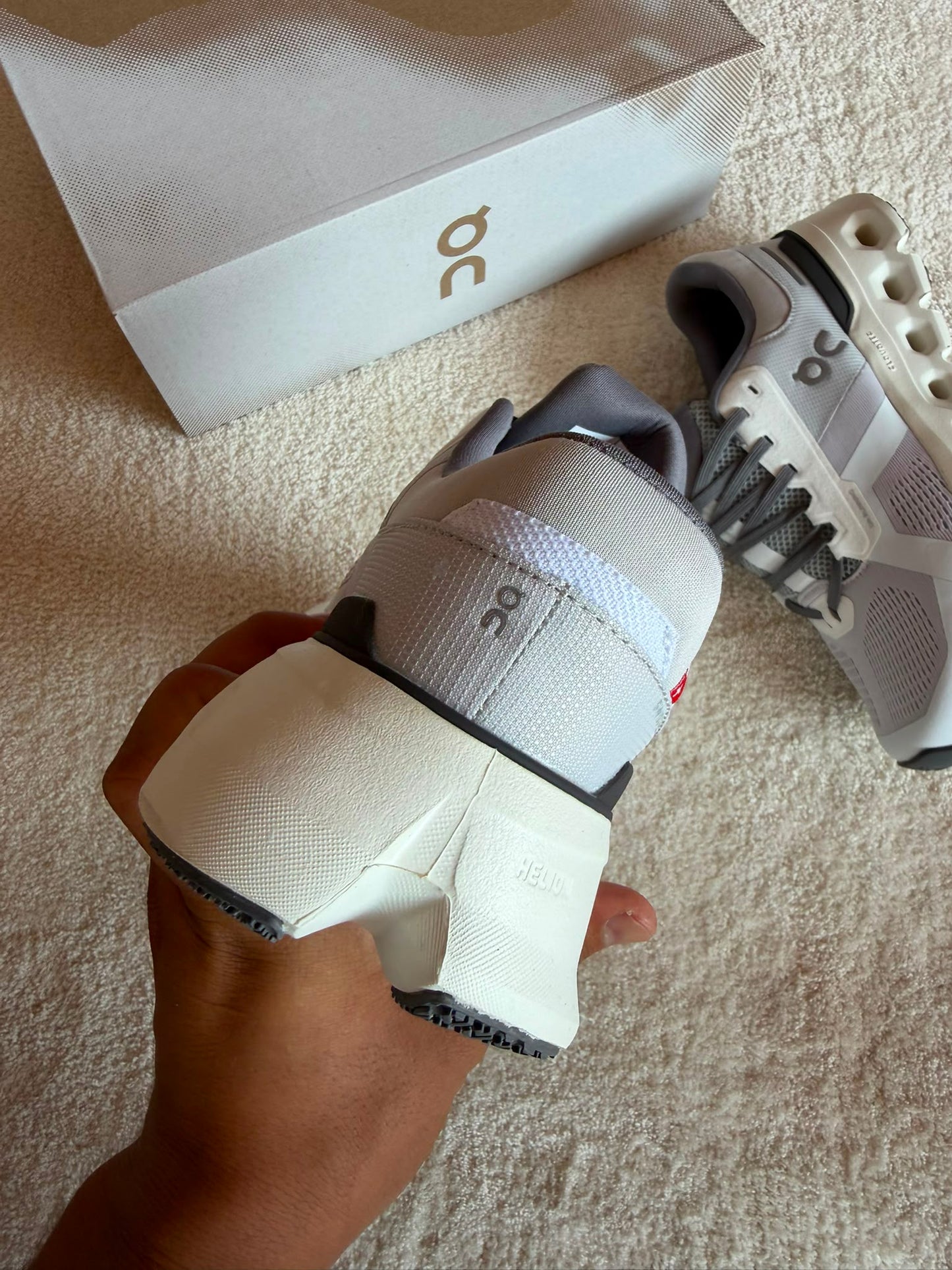 Zapatillas On Running CLOUDTILT grises y blanco logo gris