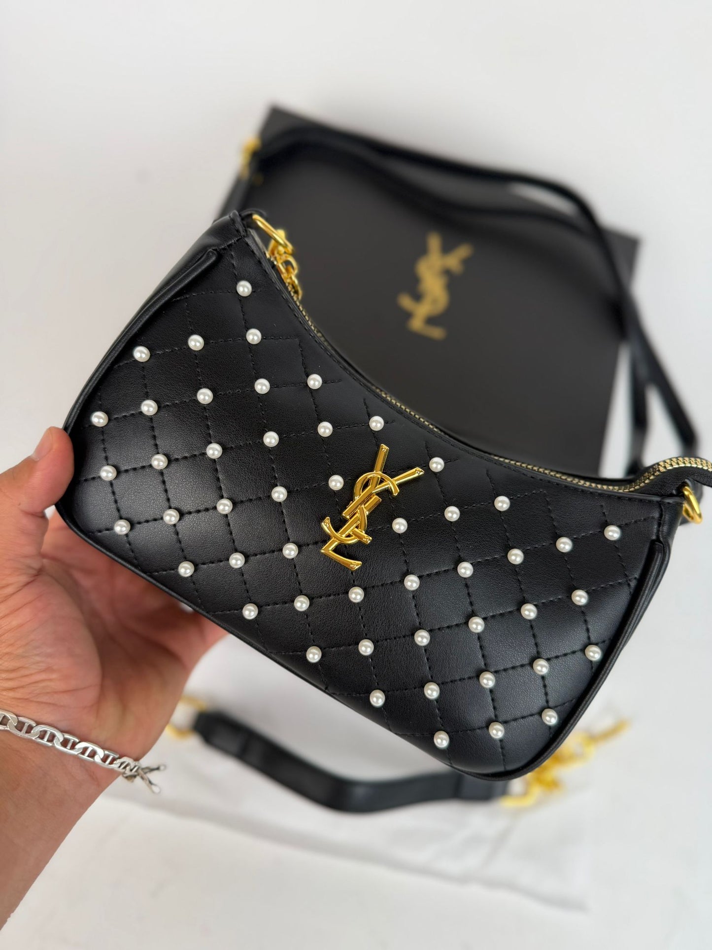 Bolso YSL negro logo dorado detalles blancos