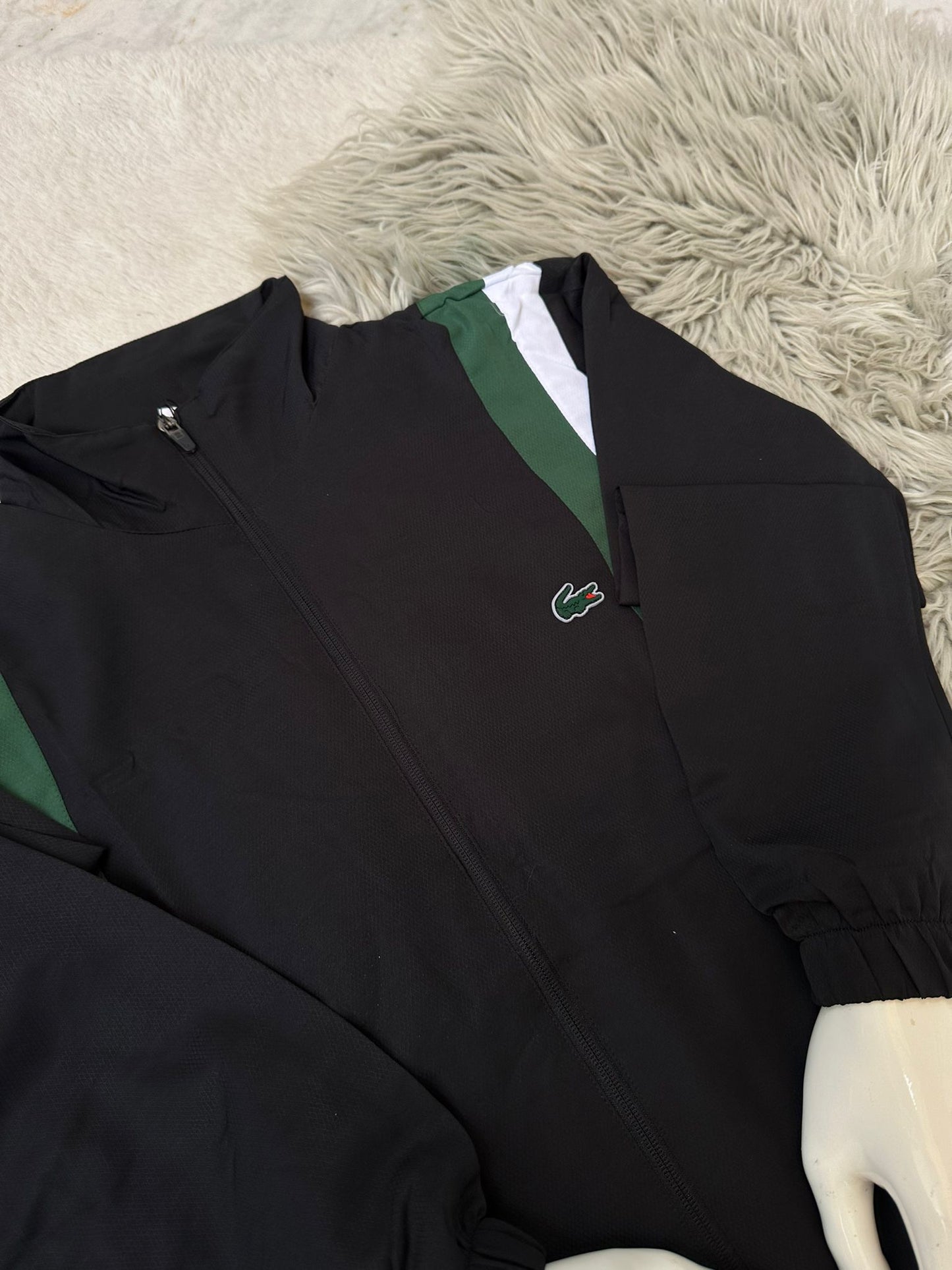 Chandal Lacoste negro y verde detalles blancos logo verde