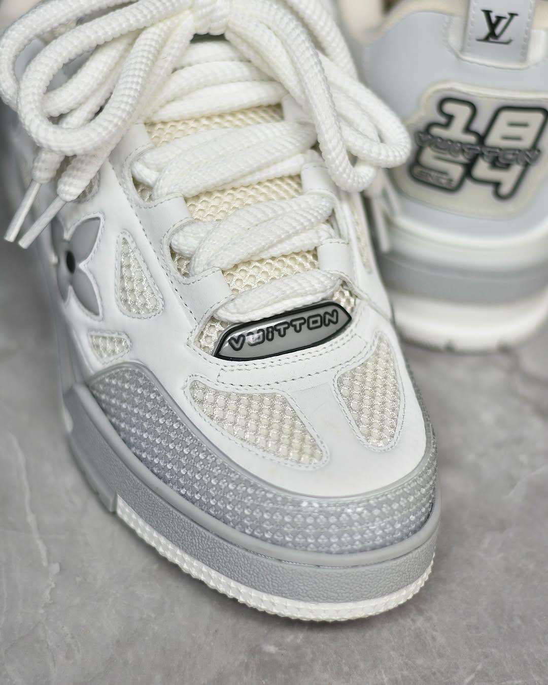 LV skate grises y blancas