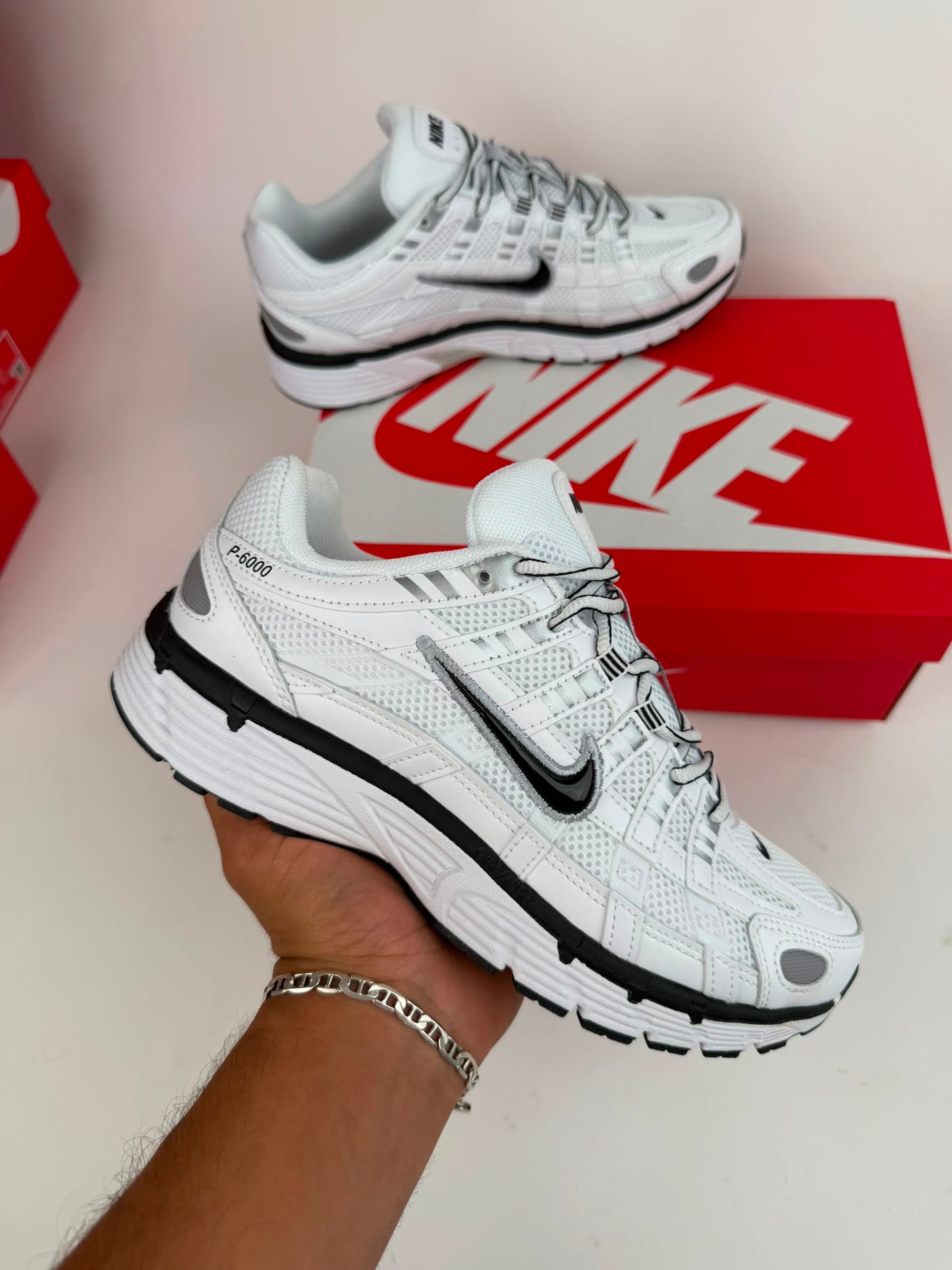 Nike P-6000 blancas logo negro contorno gris