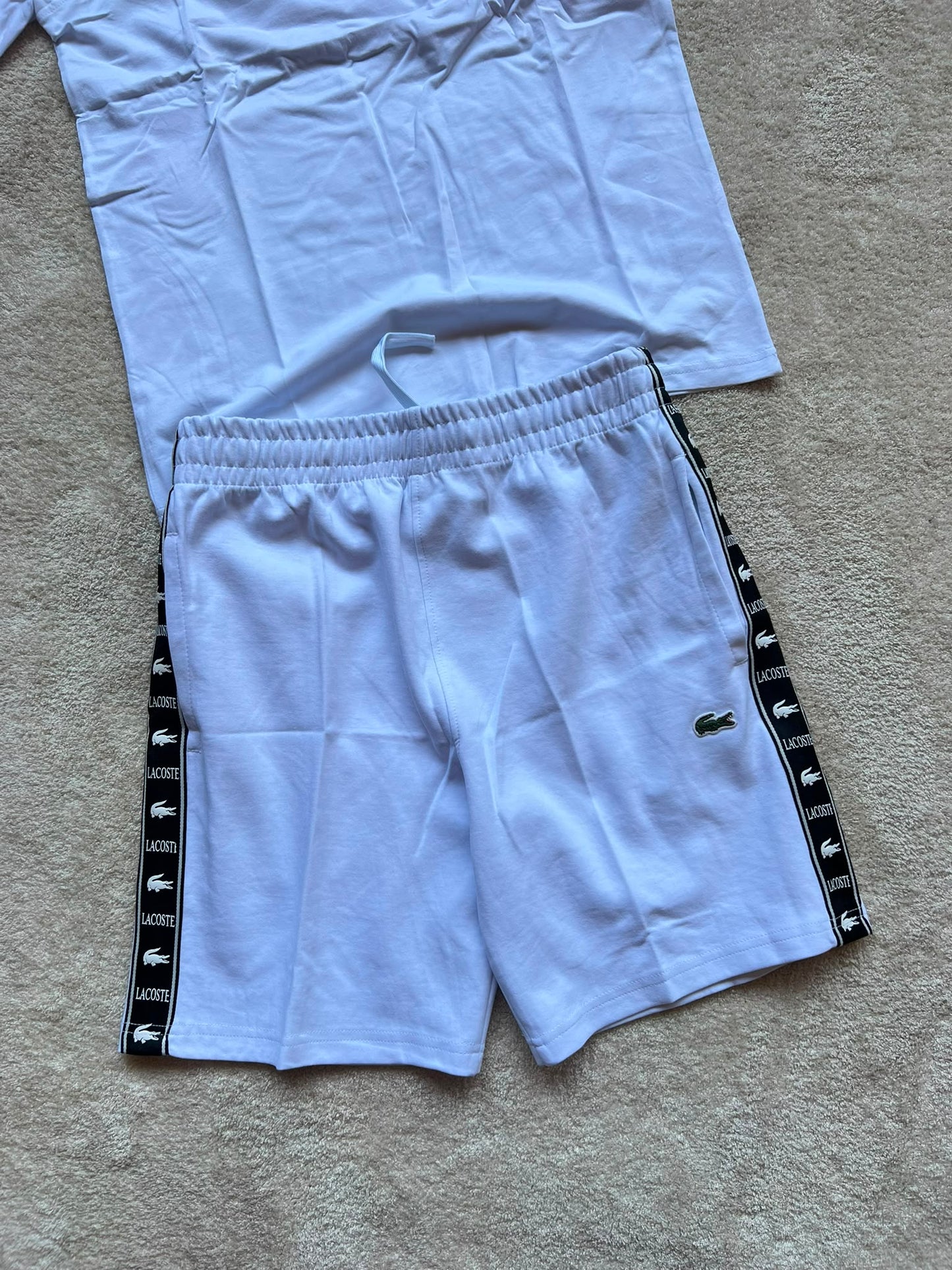 Conjunto corto lacoste blanco logo verde detalles negros