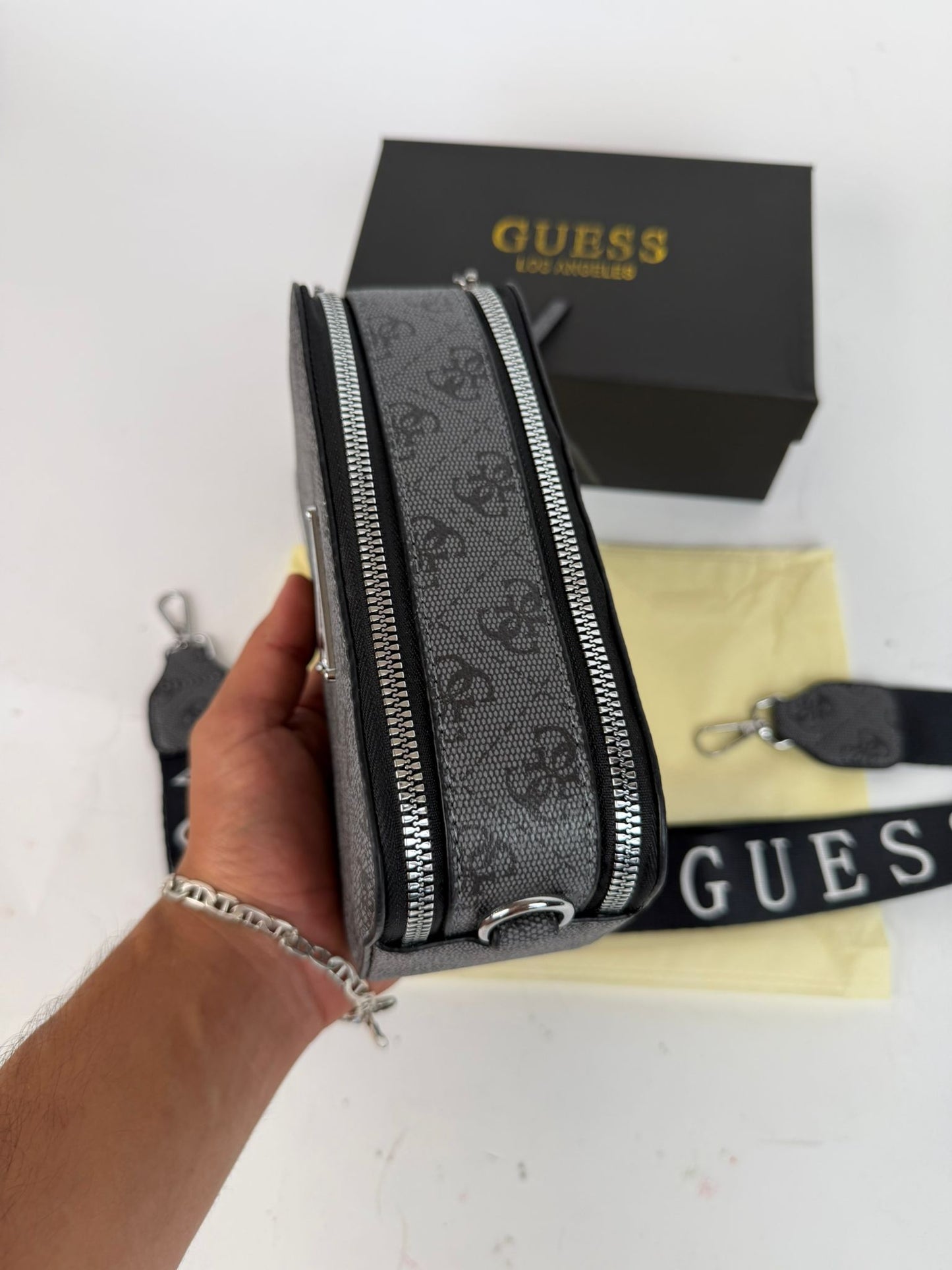 Bolso Guess gris y negro logo gris