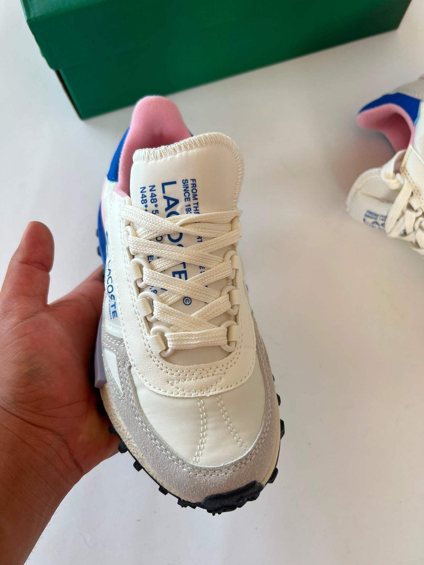 Zapatillas Lacoste Elite Active blancas logo azul detalles rosas