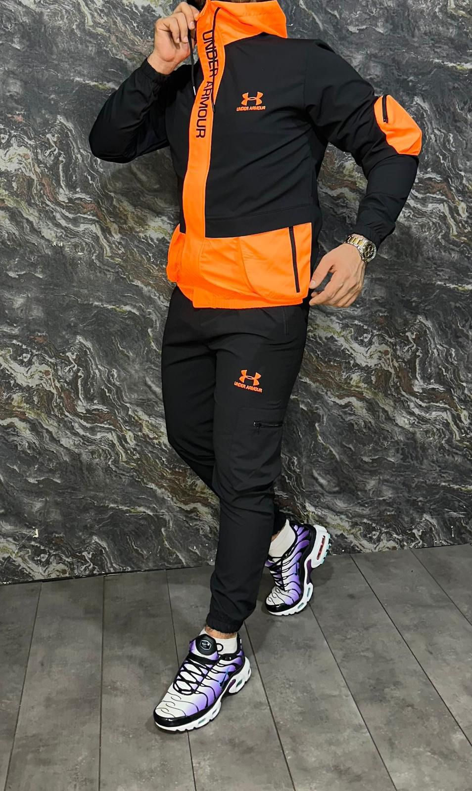 Chandal under armor negro y naranja logo negro