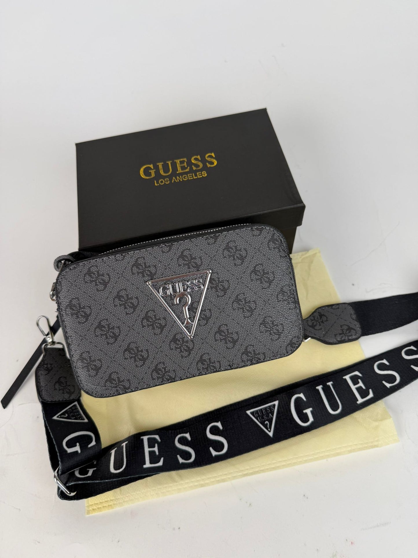 Bolso Guess gris y negro logo gris