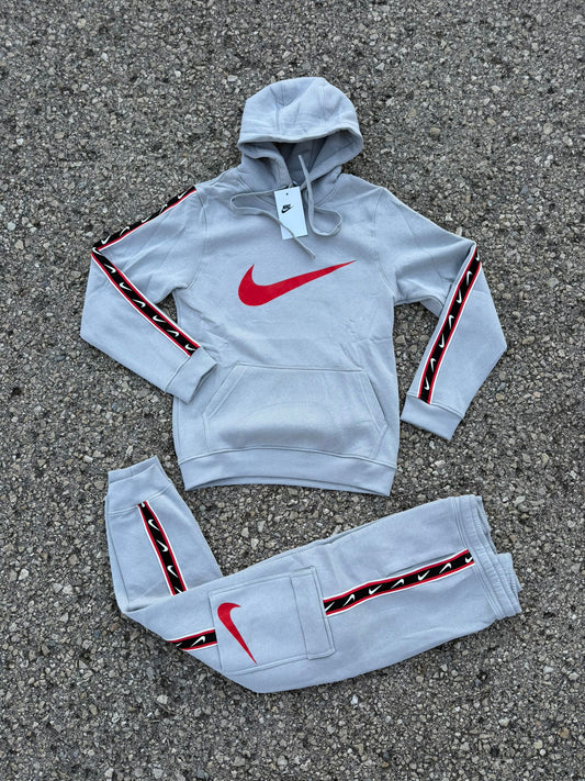 Chandal nike gris logo rojo linea negra y roja