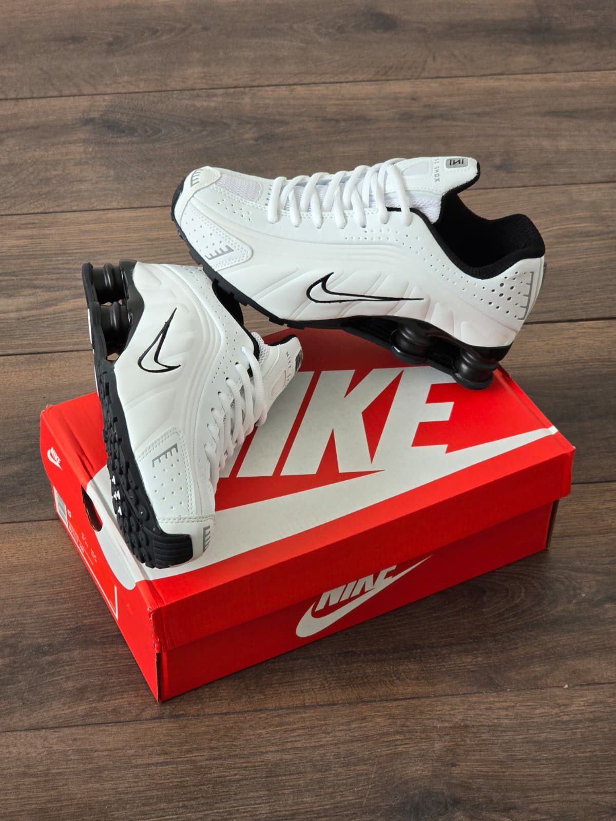 Shox r4 blanca suela negra