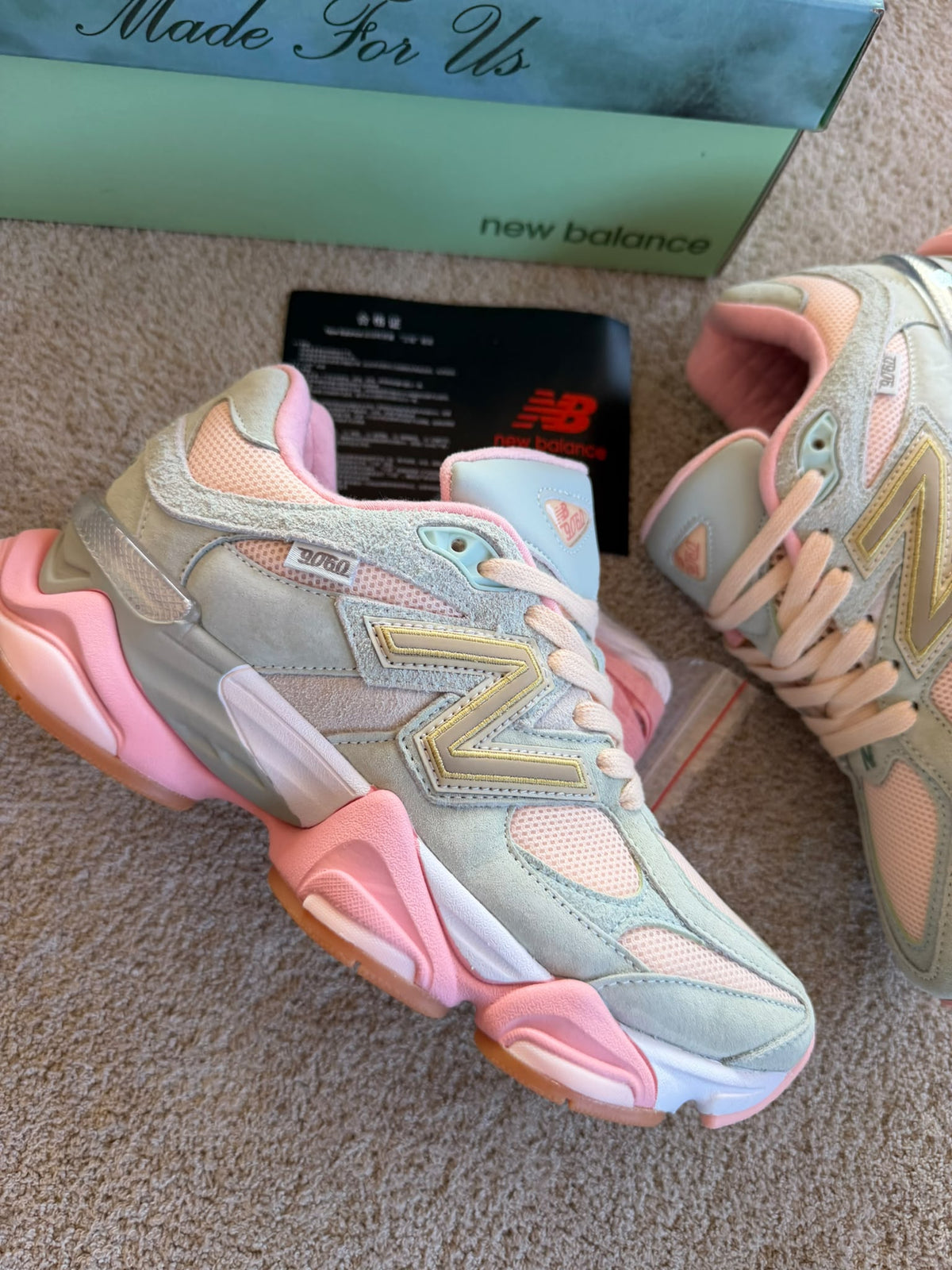 New Balance 9060 logo dorado detalles rosas