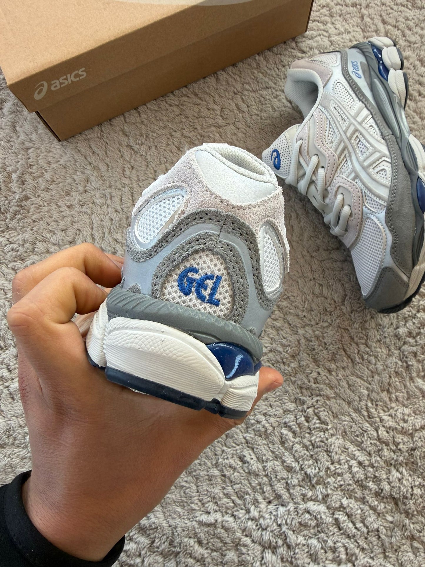 ASICS GEL-NYC beige y gris logo azul