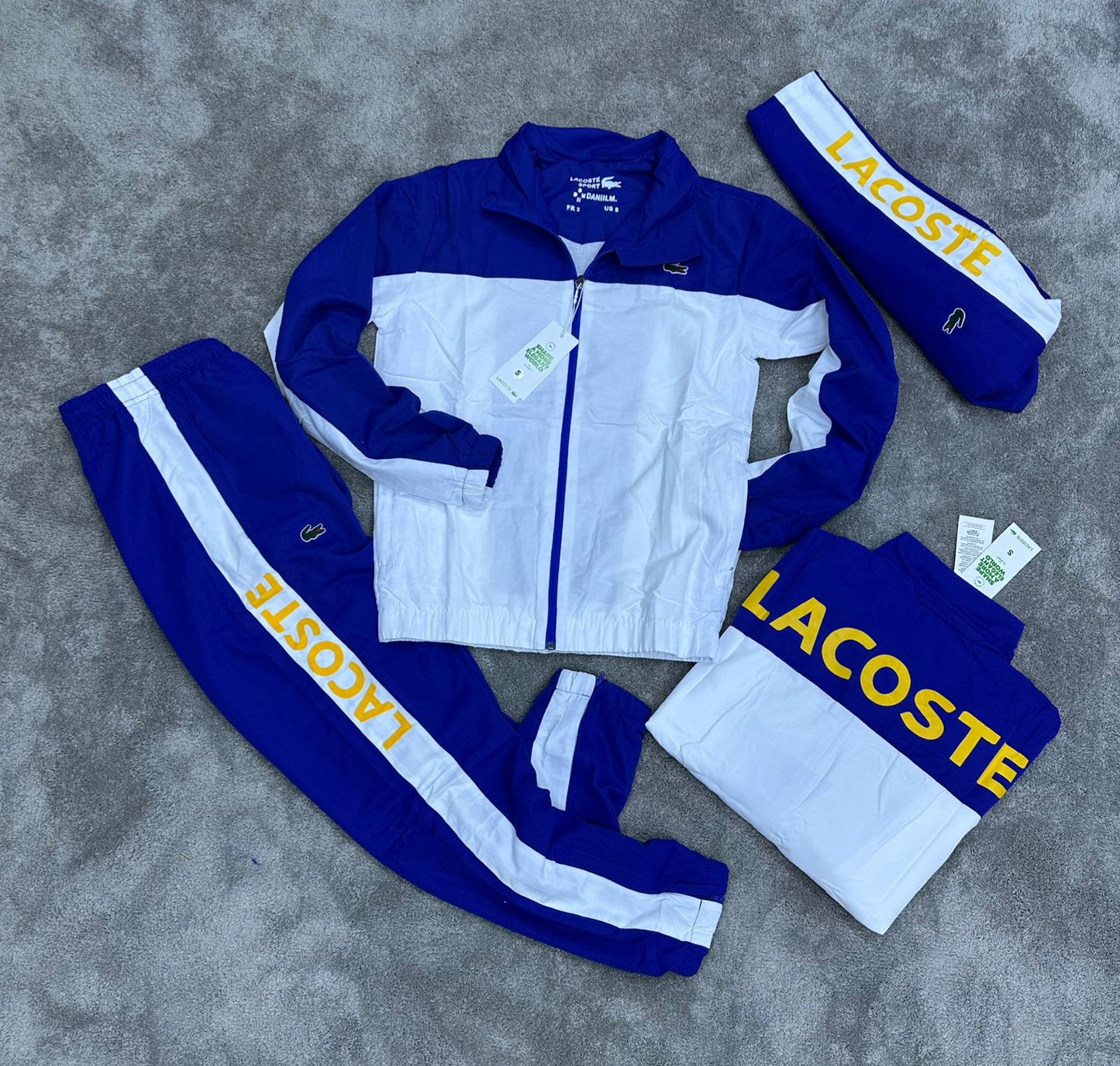 Chandal LACOSTE azul y blanco logo amarillo en espalda