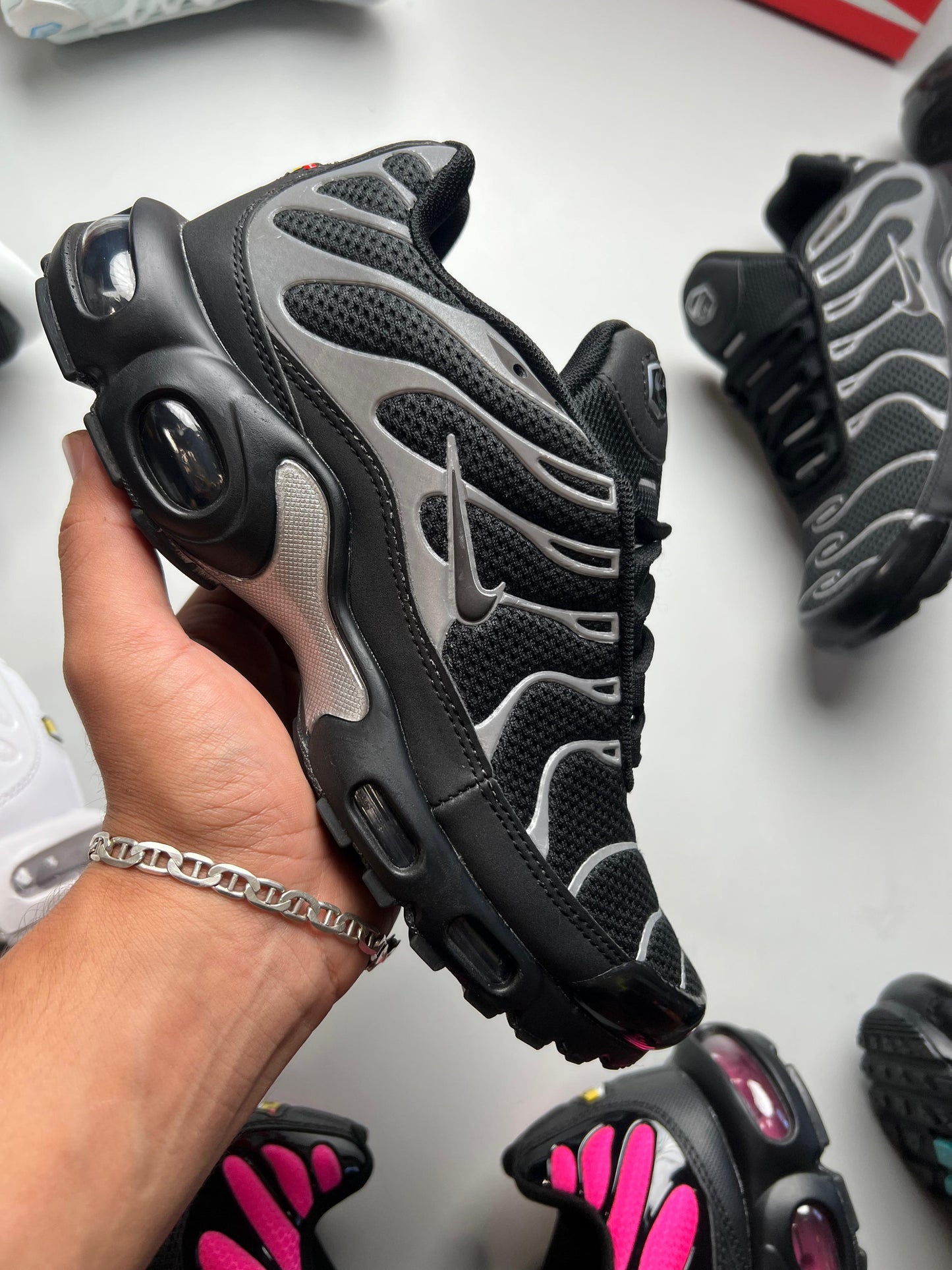 NIKE TN NEGRAS DETALLES GRISES LOGO NEGRO