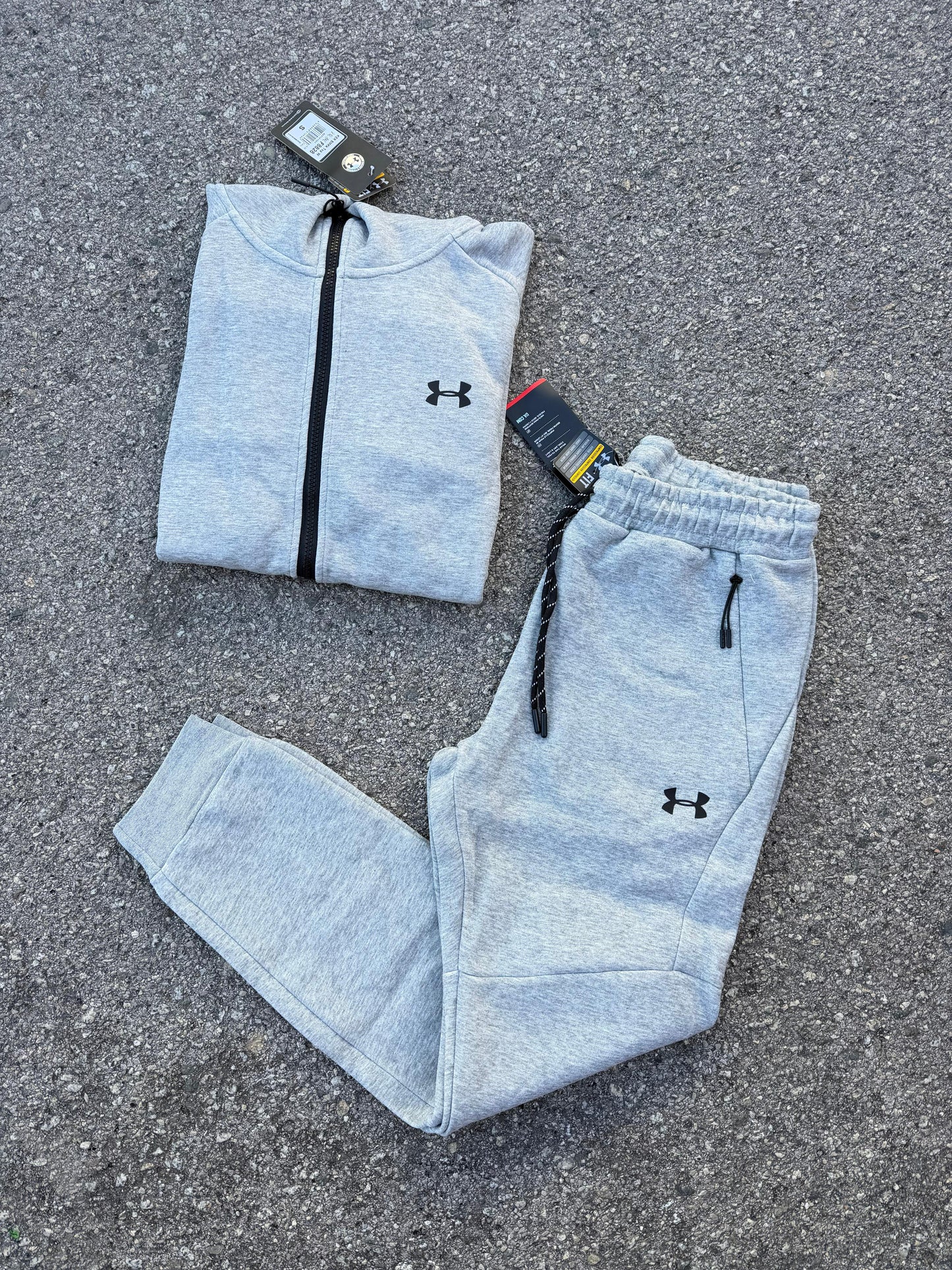 Chandal Under Armour gris logo negro