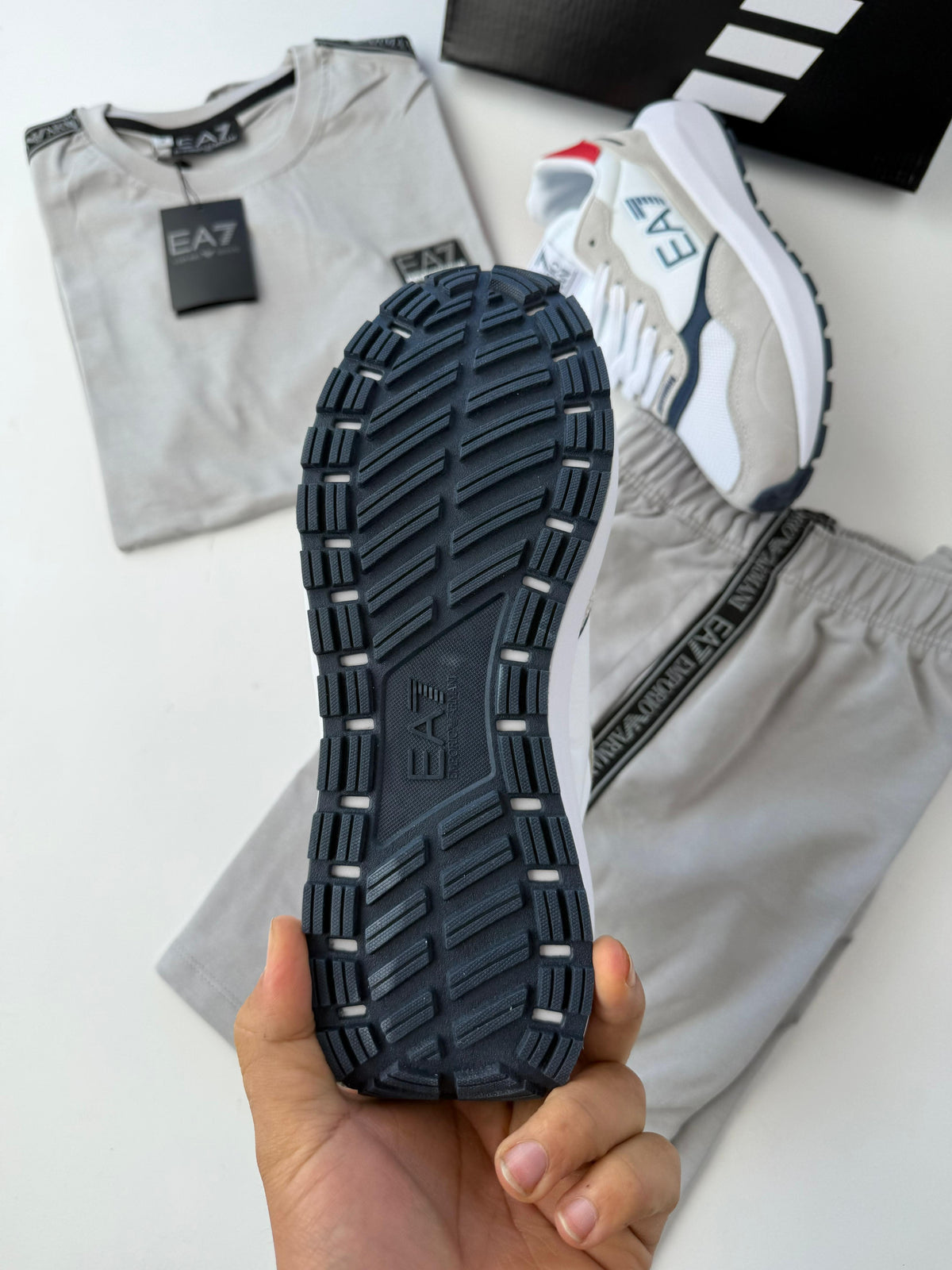 Armani blanco logo azul contorno blanco