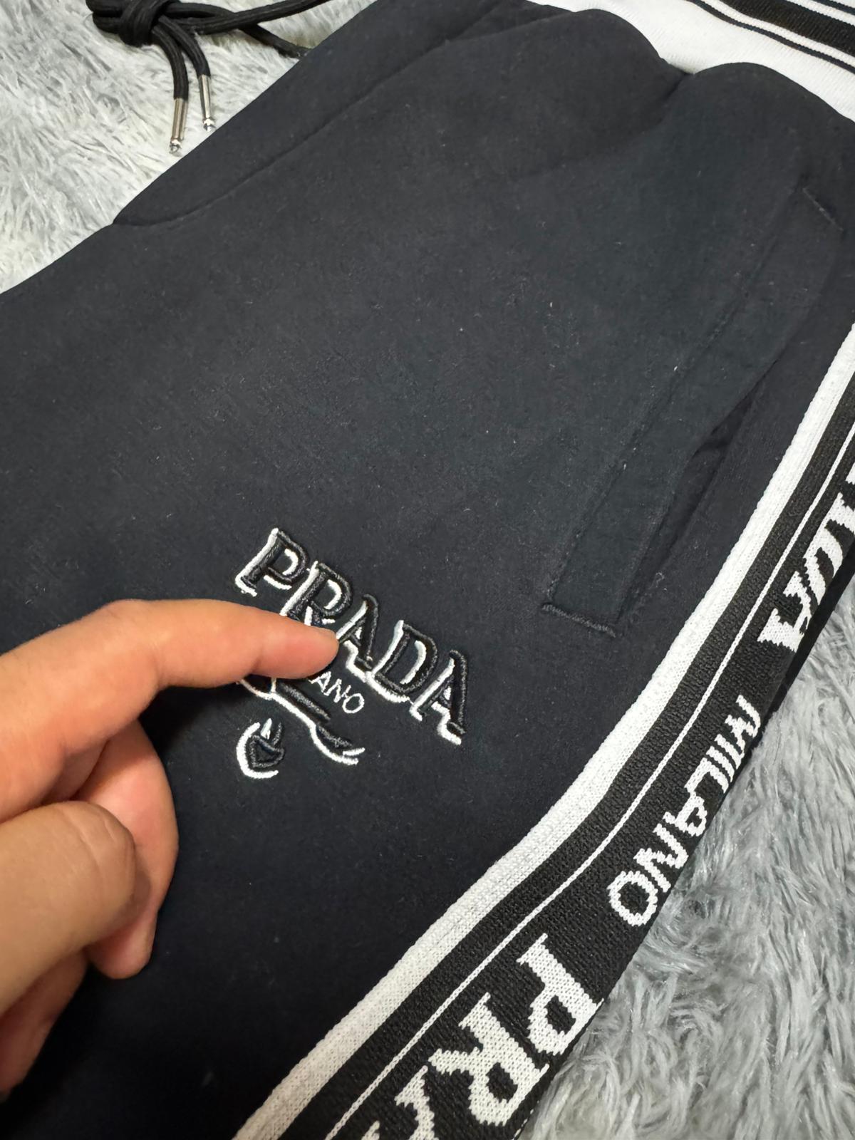 Chandal Prada negro logo blanco detalles laterales