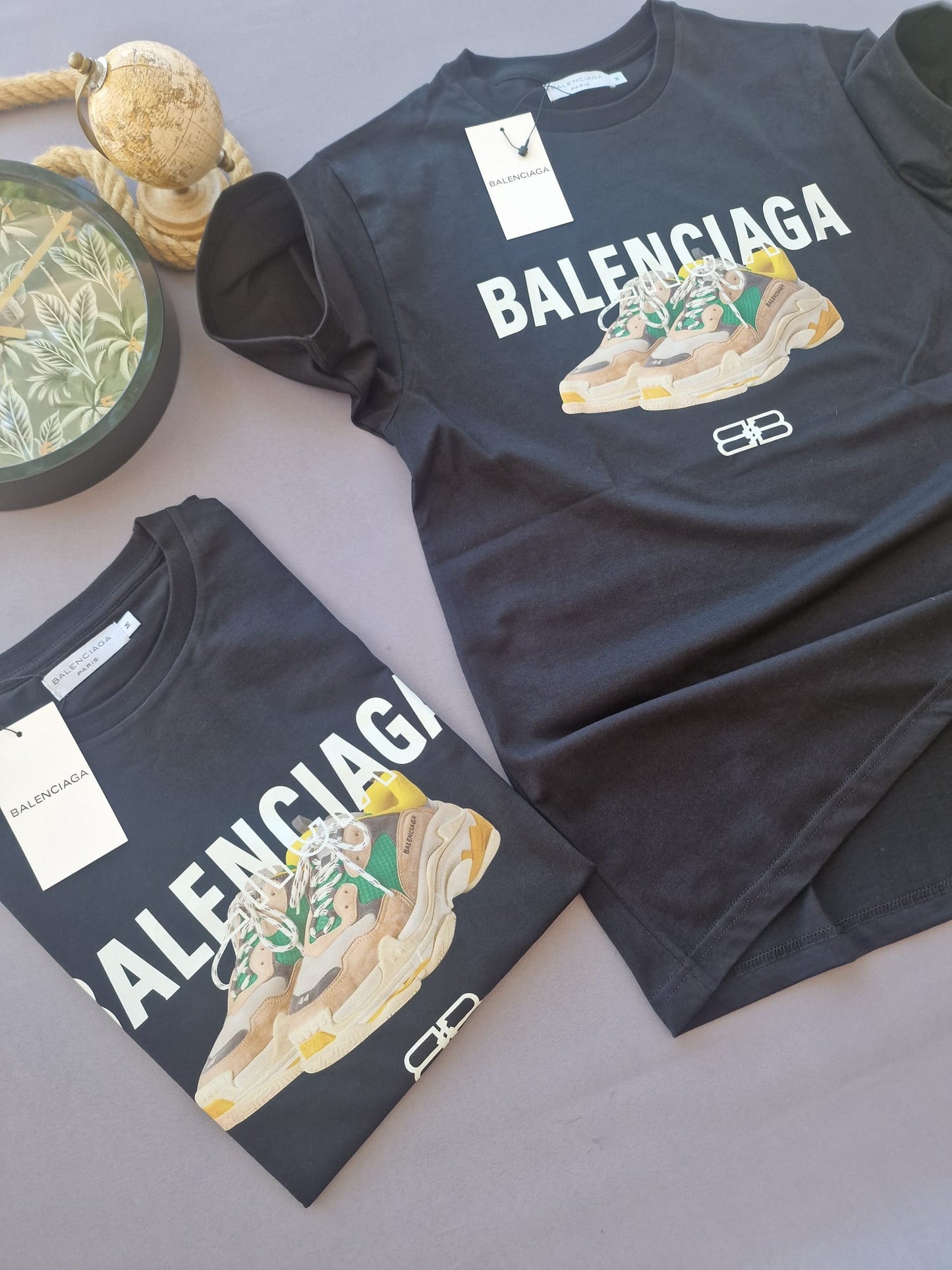 Camiseta balenciaga negra logo blanco zapatos