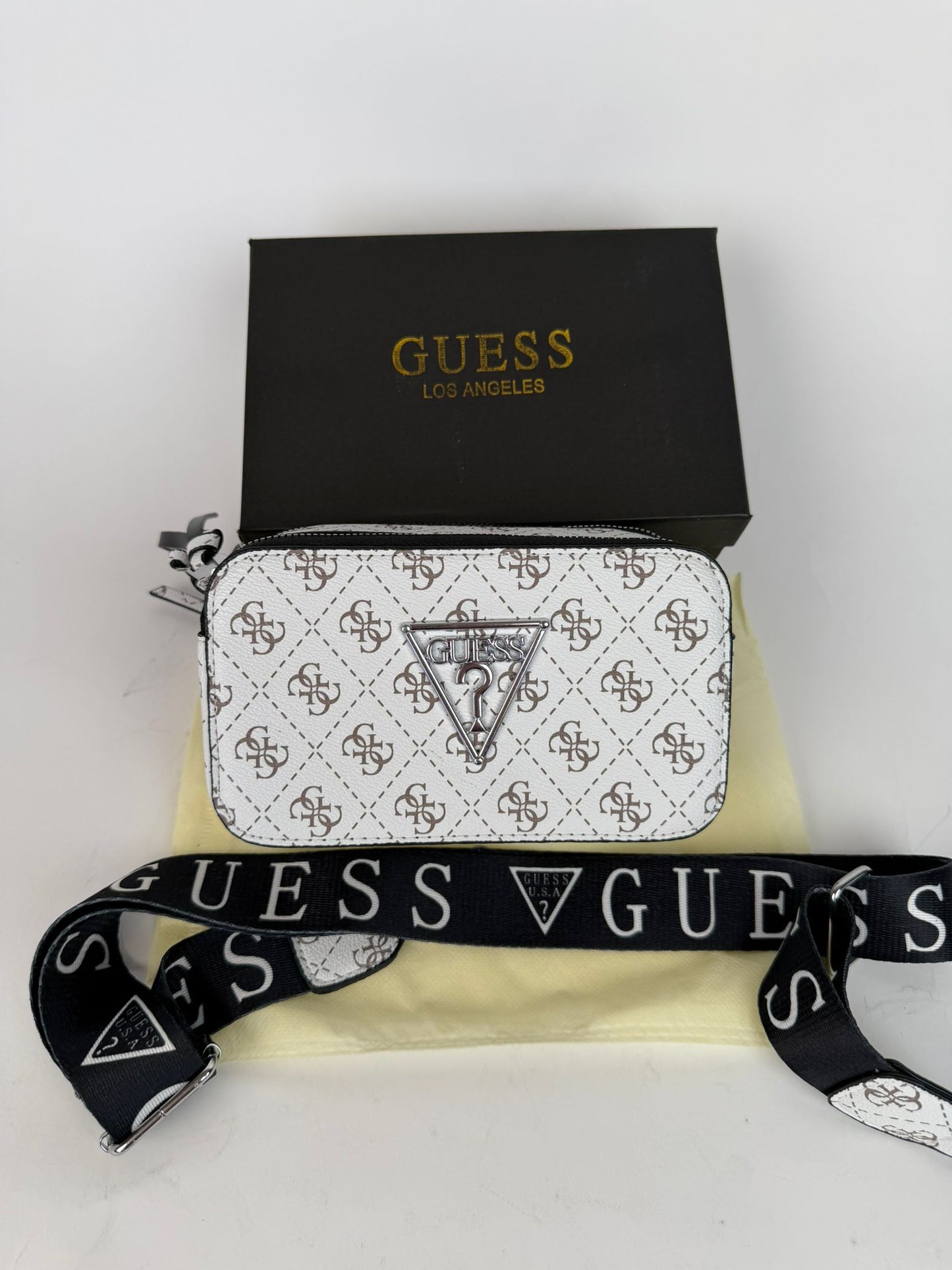 Bolso Guess blanco logo gris detalles marrones