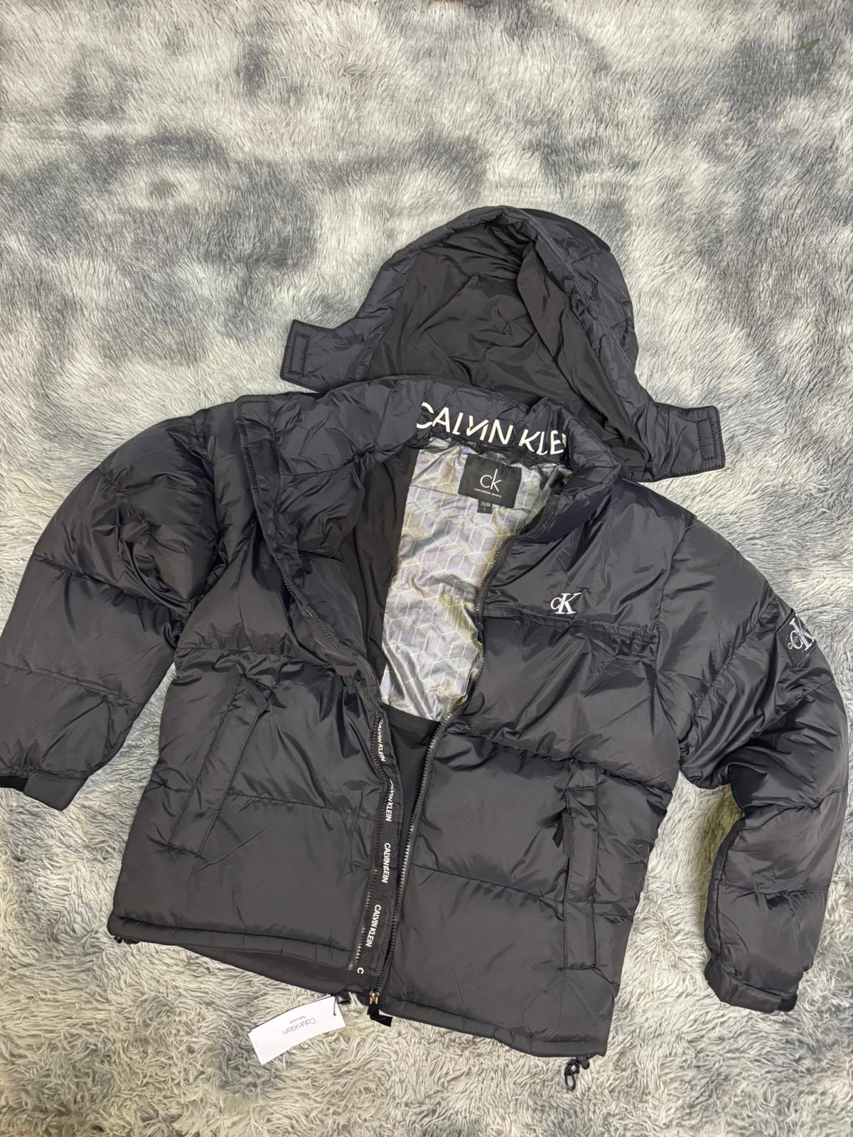 Chaqueta calvin klein negra logo blanco