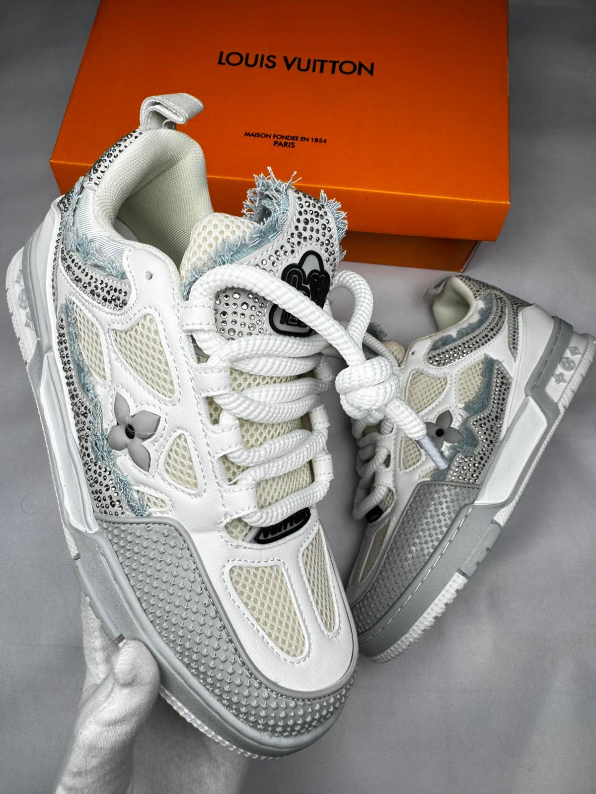 LV skate blancas y grises piedras brillantes