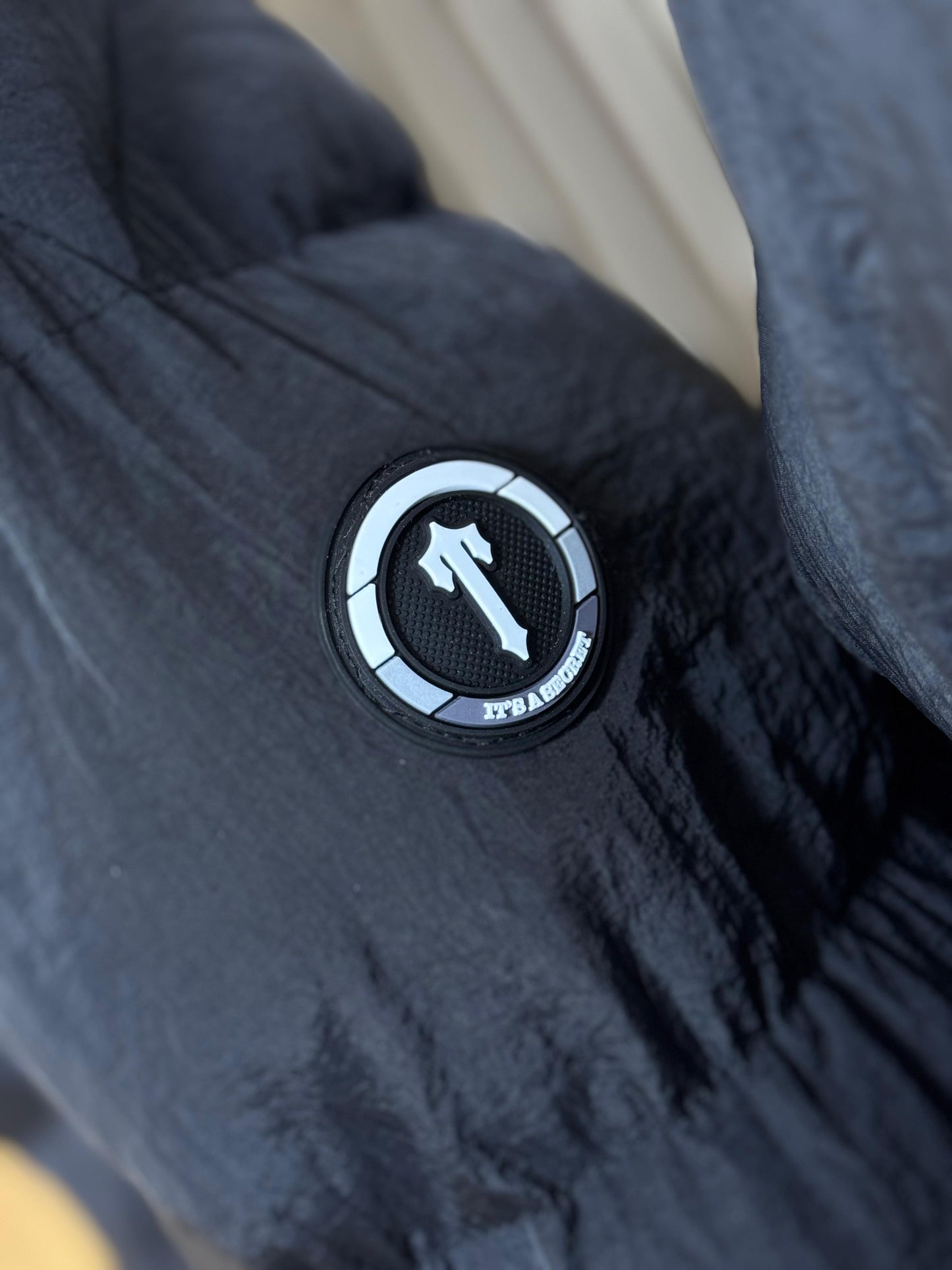 Chaqueta trapstar negra logo gris