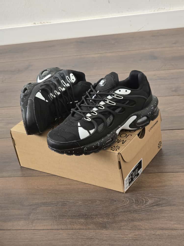 Nike ts negra logo blanco