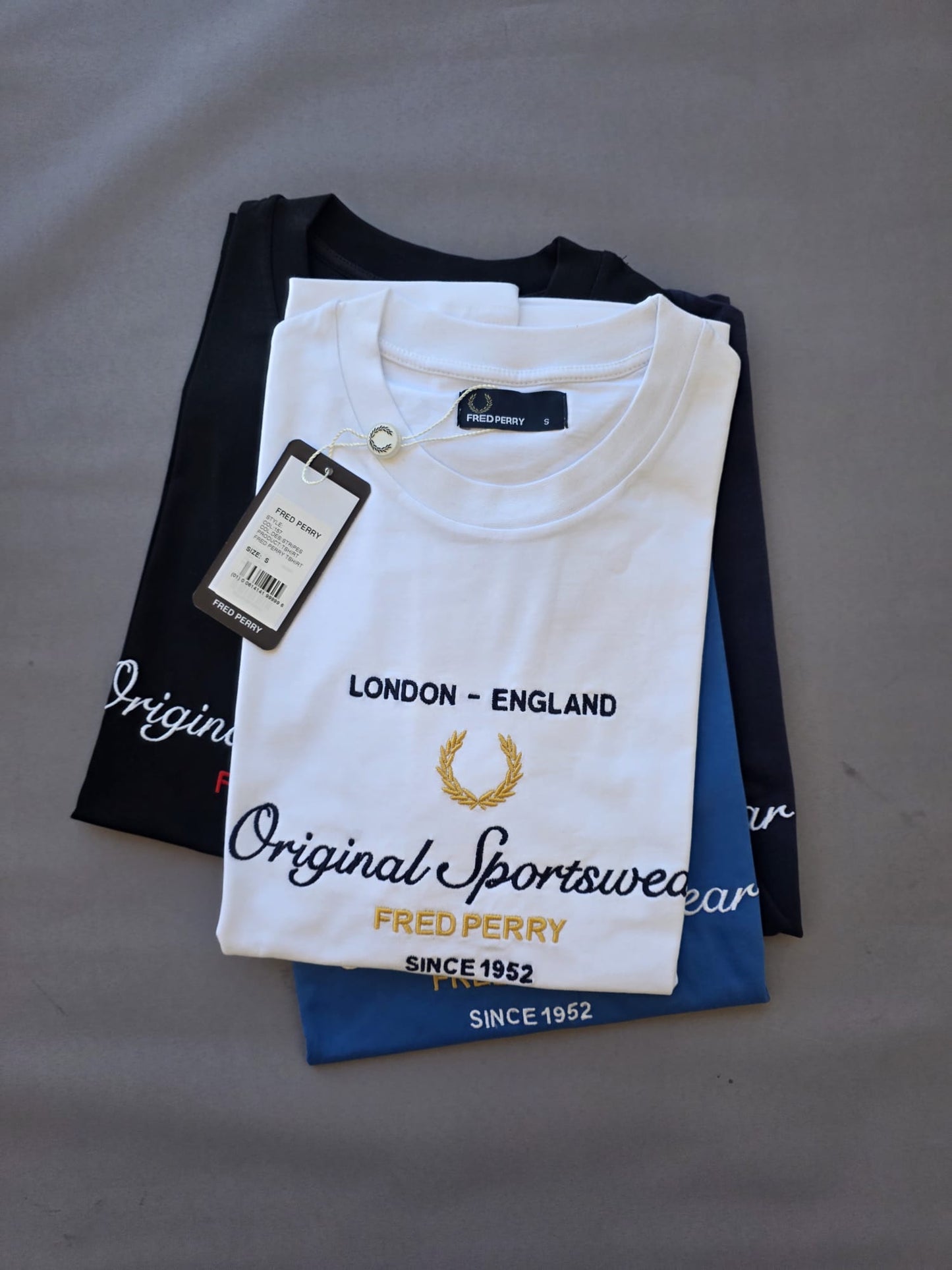 Camiseta fred perry blanca logo negro y dorado