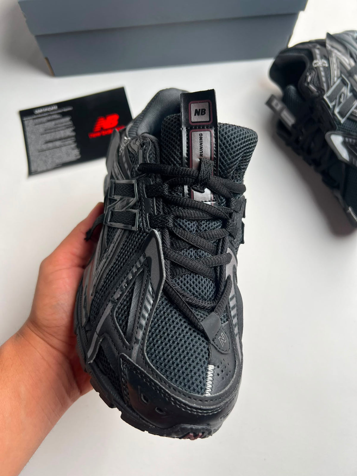 New Balance 1906A negro detalles grises